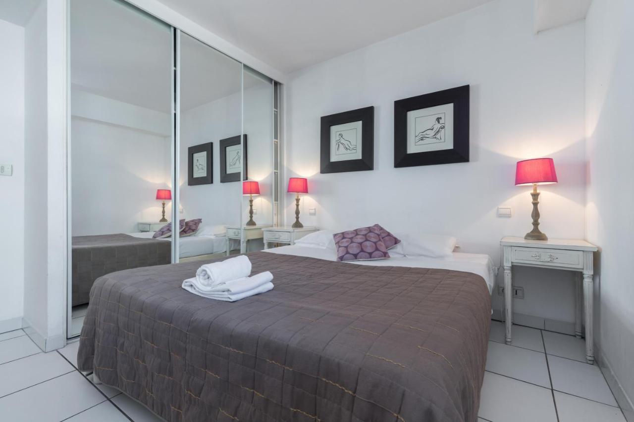 Bright Two Bedroomed Apartment On The Beach In Cannes With Huge Terrace With Fabulous Sea Views - 2001 Exterior foto